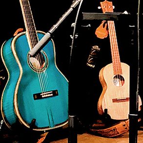 Eine blaue Kallenbach-Akustikgitarre und eine Martin-Tenorukulele auf einer Bühne (Foto: C. Langner)