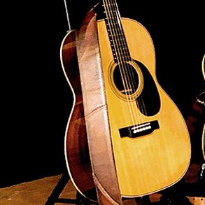 Eine Martin-Akustikgitarre auf einer Bühne (Foto: C. Langner)